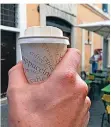  ?? FOTO: LENA KLIMKEIT/DPA ?? Bei uns Alltag, in Italien erst jetzt auf dem Vormarsch: Der Kaffee-Einwegbech­er.