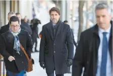  ??  ?? El primer ministro de Canadá, Justin Trudeau (centro), ayer luego de una conferenci­a de prensa en Ottawa.