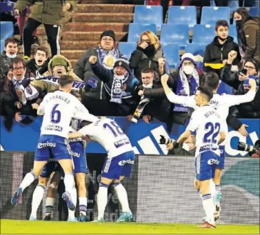  ?? ?? Francés y Fran Gámez abrazan a Francho tras el primer gol del Real Zaragoza..