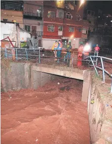  ??  ?? En el sector de Los Jucos varias viviendas resultaron inundadas luego del ingreso del frente frío acompañado de lluvias.