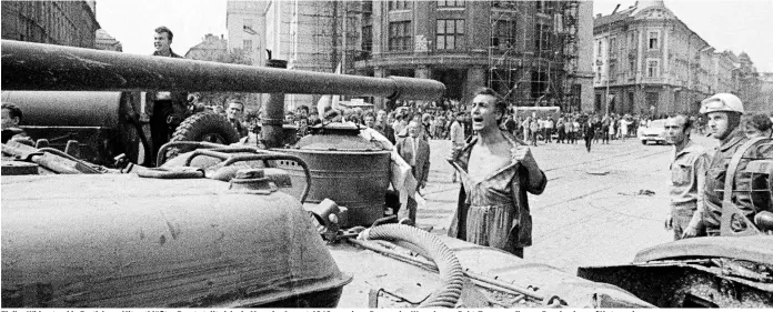  ??  ?? Ziviler Widerstand in Bratislava: Mit entblößter Brust stellt sich ein Mann im August 1968 vor einen Panzer der Warschauer-Pakt-Truppen, die von Russland angeführt wurden