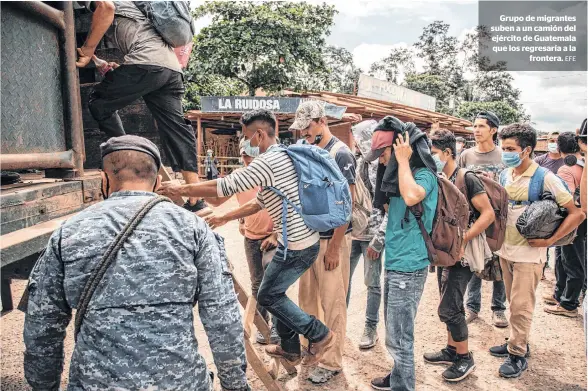  ?? EFE ?? Grupo de migrantes suben a un camión del ejército de Guatemala que los regresaría a la
frontera.