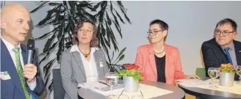  ?? SZ-FOTO: KÖ ?? Podiumsdis­kussion mit Siegmar Nesch, Petra Dalheimer, Margaret Heckel und Malte Borgers.