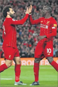  ??  ?? Salah felicita a Mané su gol al Norwich este sábado en Champions.