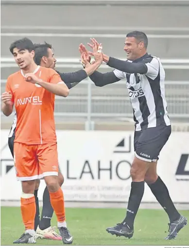 ?? FOTOS: ERASMO FENOY ?? Diego Jiménez felicita a Aridane Santana después de uno de los goles del canario.