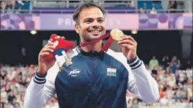  ?? ?? India's para javelin thrower Sumit Antil poses with the F64 gold at the Paris Paralympic­s.
X