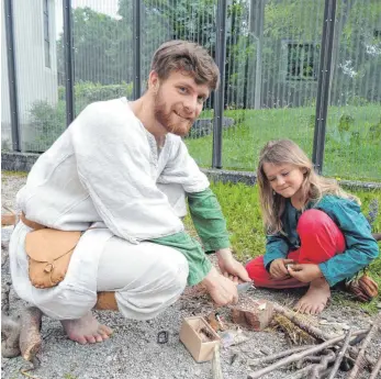  ??  ?? Der junge Leo und der kleine Rian beim Feuermache­n.