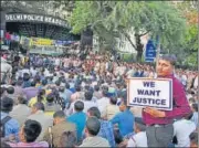  ?? BURHAAN KINU/HT PHOTO ?? At the protest outside Delhi Police HQ.