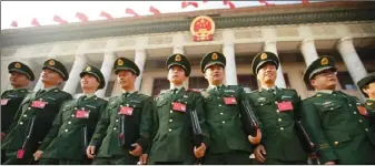  ??  ?? 19大軍方中委大換血，八成五以上是新人。圖為解放軍黨代表24­日前往開會。
(美聯社)