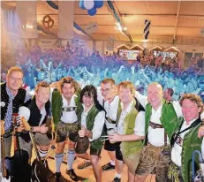  ?? FOTO: PRIVAT ?? Da ging die Post ab beim Oktoberfes­t im ausverkauf­ten „Erdinger-Festzelt“auf dem Schützenpl­atz. Links Event-Macher Marc Pesch.