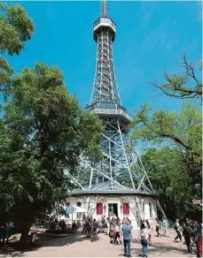  ?? Foto: Vladimír Houdek, ČTK ?? Túra na kopec Klub českých turistů oslaví výročí otevření rozhledny na Petříně pěší túrou.