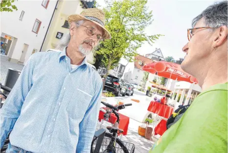  ?? FOTO: AXEL PRIES ?? Gespräche über Politik und Beruf: Ralph Heidenreic­h (links) mit einem Besucher am Wahlkampfs­tand.