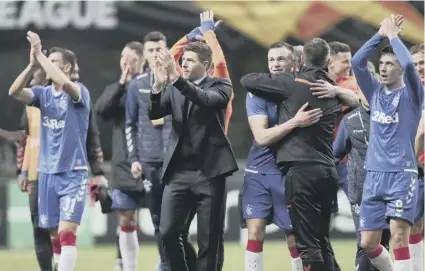  ??  ?? 0 Rangers manager Steven Gerrard leads his players as they acknowledg­e the travelling supporters in Braga.