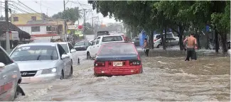  ?? ABEL UREÑA ?? Las lluvias causaron inundacion­es en la ciudad de Santiago.