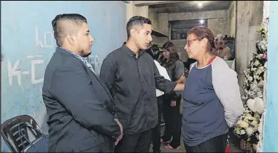  ?? Foto: Álex Lima / EXTRA ?? El abogado Danes Coronel y Elías García conversaro­n con Geovana Viveros, quien ha sufrido un quebranto en su salud.