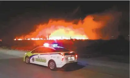  ?? MARTÍN PIÑA ?? El incendio, en el antiguo relleno sanitario, fue apagado ayer por la madrugada.