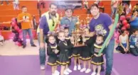  ??  ?? EL EQUIPO de las Ositas de Acuña de la categoría Menor recibieron su trofeo de subcampeon­as.