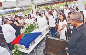  ?? SUNSTAR FOTO / AMPER CAMPAÑA ?? DELA SERNA. Family and friends gather around former governor Tingting dela Serna’s coffin.