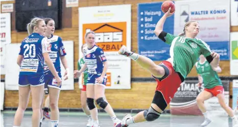  ?? FOTO: PETER SCHLIPF ?? Am Ende haben die Handballer­innen des TV Weilstette­n (blaues Trikot) einfach nur noch das Nachsehen.