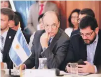  ?? EFE ?? Reunión. El director general de la Dirección General de Asuntos Consulares de Argentina, Luis María Sobron, al centro, participa en la reunión sobre la inmigració­n venezolana en las Américas.