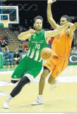  ?? VÍCTOR RODRÍGUEZ ?? Pablo Almazán trata de dejar atrás a Kyei en el partido ante el Lleida.