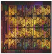  ??  ?? Intels nieuwe vlaggensch­ip Core i9 7980EX met 18 kernen en twee mysterieuz­e units (tweede 'kern' van links boven en beneden). De Xeon 8180M ziet er precies hetzelfde uit, maar heeft in het midden nog 10 extra kernen.