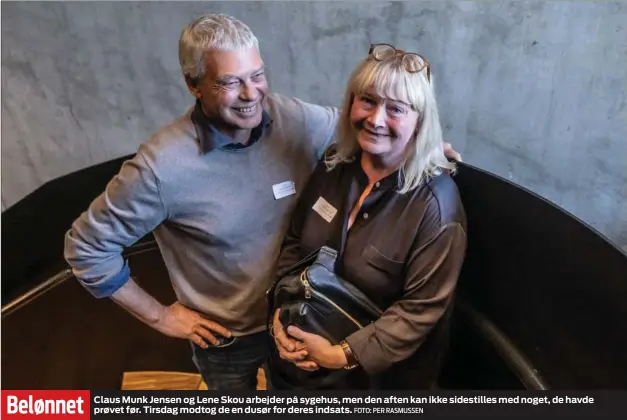  ?? FOTO: PER RASMUSSEN ?? Belønnet
Claus Munk Jensen og Lene Skou arbejder på sygehus, men den aften kan ikke sidestille­s med noget, de havde prøvet før. Tirsdag modtog de en dusør for deres indsats.