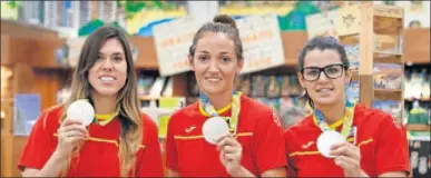  ??  ?? CHICAS DE PLATA. Anna Cruz, Laia Palau y Leticia Romero, subcampeon­as en baloncesto femenino.