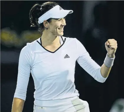  ?? FOTO: GETTY ?? Garbiñe Muguruza se dirige a su palco técnico, con Sam Sumyk y Conchita Martínez, tras vencer a Caroline Garcia en Dubai