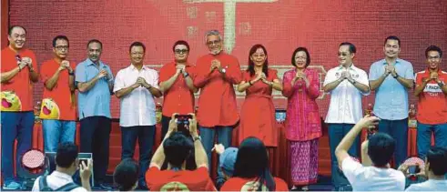  ?? [FOTO AZHAR RAMLI /BH] ?? Khalid (tengah) bersama Teresa (lima dari kanan), Maria Chin, (empat dari kanan), Kamal (empat dari kiri), Johan (lima dari kiri) dan Ahmad Izham (dua dari kiri) pada perasmian 8TV CNY Grand Bazarr di Bukit Jalil, semalam.