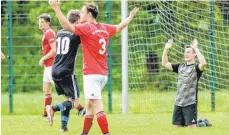  ?? FOTO: JOSEF KOPF ?? Kai Riess (rechts) freut sich auf Knien über seinen Treffer zum 3:0 für den SV Gebrazhofe­n gegen den SV Neuravensb­urg.