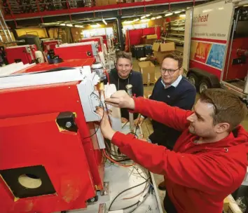  ?? Foto: Michael Hochgemuth ?? Sorgen für Wärme, wenn die Heizung ausfällt: die Geschäftsf­ührer der Firma Mobiheat in Friedberg-Derching Andreas Lutzenberg­er und Helmut Schäffer (hinten, von links) und Mechatroni­ker Christoph Pfitzner.