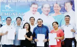  ??  ?? NEW HOPE – Former President and now Speaker Gloria Macapagal Arroyo (third from left) is joined by Manila Mayor Joseph Estrada (third from right) as they hold copies of a Memorandum of Understand­ing (MOU) that will provide housing for 2,000 families residing in Isla Putting Bato in Parola, Tondo, Manila. With them are, from left) Philippine Ports Authority (PPA) General Manager Jay Santiago, Rep. Alfredo Abelardo Benitez, chairman of the House committee on Housing and Urban Developmen­t; Manila Rep. Manny Lopez, Sen. Cynthia Villar, and Christian Martin Razon Gonzalez, senior vice president of Internatio­nal Container Terminal Services Inc. (ICTSI). (Ali Vicoy)