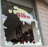  ??  ?? Un ou des voleurs ont fracassé la vitrine du My Bike Shop. - Acadie Nouvelle: Patrick Lacelle