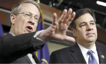  ??  ?? Proponen. Bob Goodlatte (izq.) y Raúl Labrador (der.) Anunciaron la iniciativa que podría salvar a los ‘dreamers’.