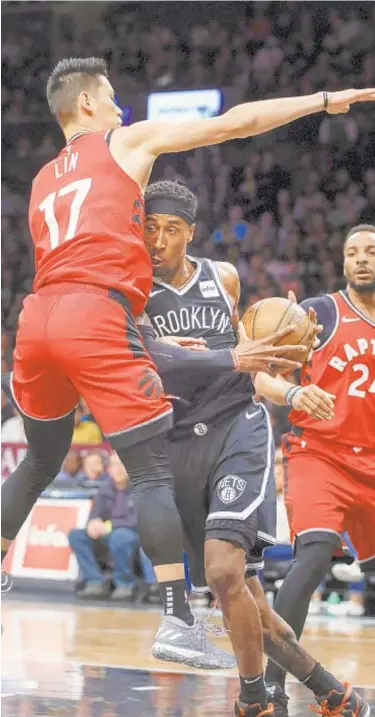  ?? AP ?? Toronto’s Jeremy Lin and Norman Powell bottle up Rondae Hollis-Jefferson.