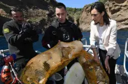  ?? !B.HORVAT/AFP" ?? Brune Poirson, la secrétaire d’État à la transition écologique, lors d’une récupérati­on de plastique à La Ciotat, en juin 2019.