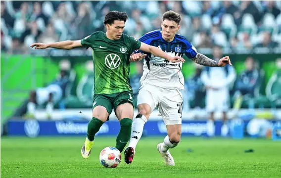  ?? Tim Groothuis / Witters ?? Wolfsburgs Kento Shiogai (l.) ist abgestiege­n, Nicolai Remberg bleibt mit dem HSV erstklassi­g.