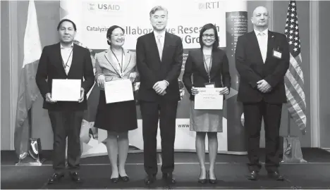  ??  ?? FOR SCIENCE, TECHNOLOGY, AND INFORMATIO­N. US Ambassador to PH Sung Y. Kim (middle) is joined by the principal investigat­ors from universiti­es receiving STI research grants from the US Government through the US Embassy in the Philippine­s’ United States...