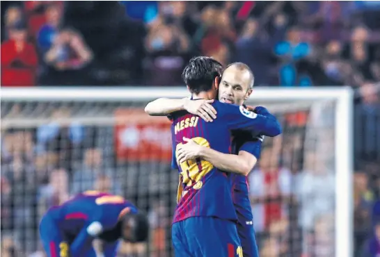  ?? Afp ?? iniesta es reemplazad­o a diez minutos del final; se da el último abrazo con Messi como compañeros en Barcelona