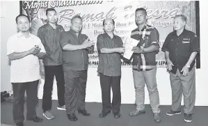 ??  ?? ALMAIN (tiga dari kanan) menerima dokumen penyerahan AJK Penaja K1M Pulau BumBum.
