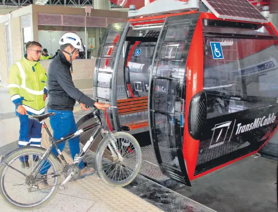  ?? CÉSAR MELGAREJO / ADN ?? Usuarios de Transmicab­le pueden ingresar a los vagones con su bicicleta cómodament­e. Las sillas de madera pueden levantarse para que pueda caber sin problemas.