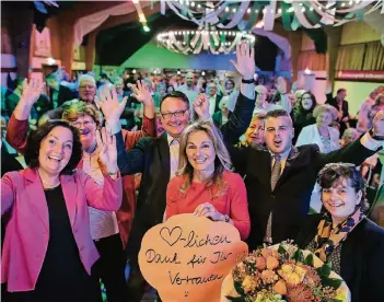  ?? RP-FOTO: RALPH MATZERATH ?? So klang der erfolgreic­he Abend für Michaela Noll (mit Herz) aus: mit einer großen Party in der Richrather Schützenha­lle, wo die CDU feierte.