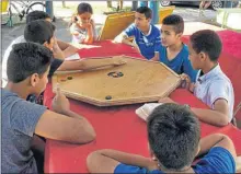  ??  ?? Bien installés à l’ombre les enfants apprécient les différents jeux