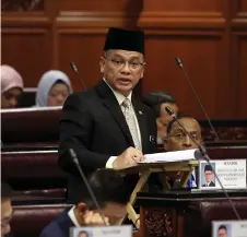  ?? — Bernama photo ?? Mohd Na’im replies to Hisamudin during the question-and-answer session.