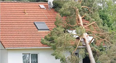  ?? FOTO: DPA ?? Nach einem Sturm müssen Eigentümer ihr Haus auf mögliche Schäden kontrollie­ren.