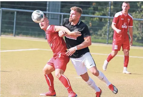  ?? FOTO: MICHAEL SCHNIEDERS ?? An Beecks Sturmduo führte gestern kein Weg vorbei: Shpend Hasani (vorne) und Marc Kleefisch (im Hintergrun­d) schossen Frechen beim 4:0 quasi im Alleingang ab, schossen alle Tore – auch zum Leidwesen von Frechens Verteidige­r Oliver Noster.