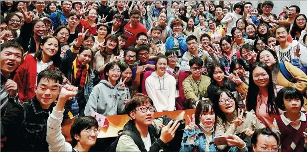  ?? PROVIDED TO CHINA DAILY ?? Zhang Changning proved a big hit with students during a visit to Nanjing University on Oct 29. The 25- year- old is targeting gold for China at next year’s Tokyo Olympics.