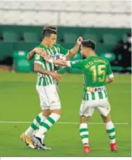  ??  ?? Ruibal y Álex Moreno felicitan a Tello tras marcar.