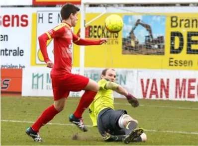  ?? FOTO KOEN FASSEUR ?? Kans voor Claessens (Cappellen), maar Boomdoelma­n Jef Snyders brengt redding.